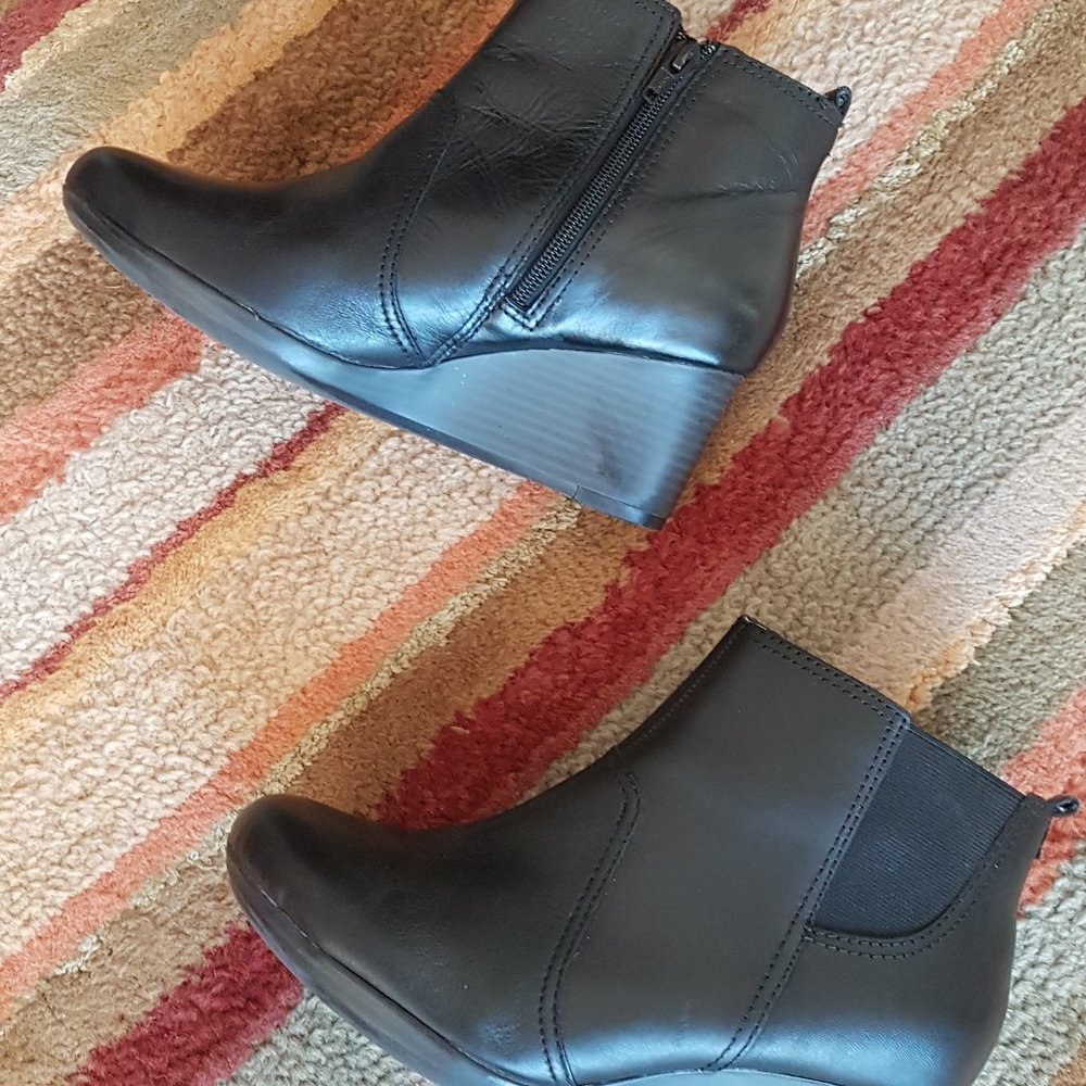Clarks Black Leather Wedge Boots 7.5 Wide Width - $6.99 Shipping!